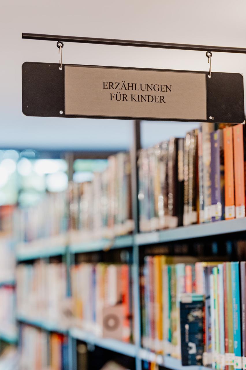 Schild "Erzählungen für Kinder"